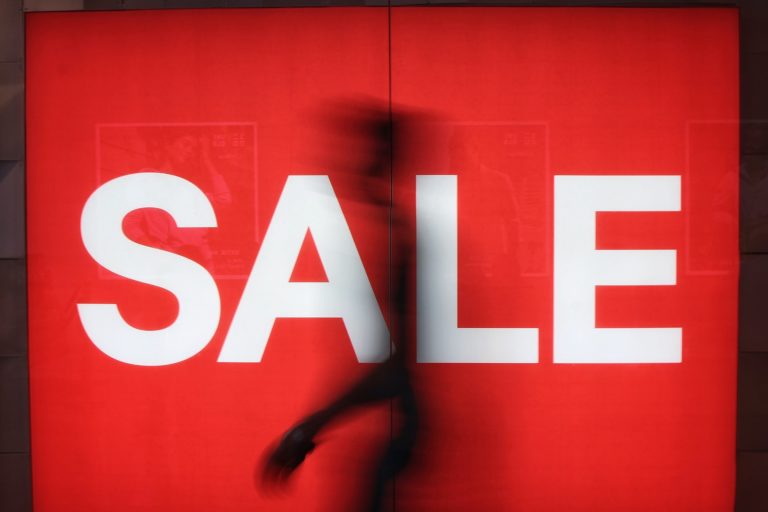 Was 2 Beschriftung eines Schaufensters mit dem Wort "Sale". #was